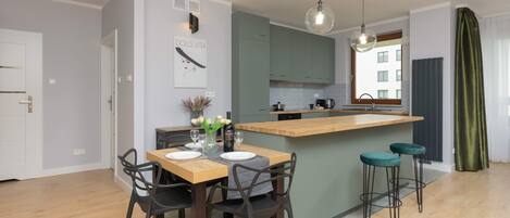 Fridge, oven, stovetop, dishwasher