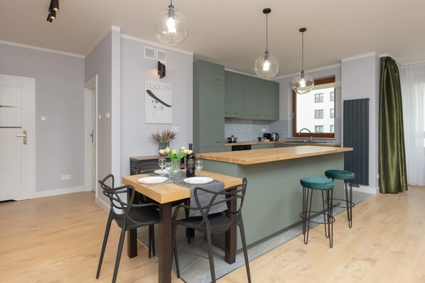 Fridge, oven, stovetop, dishwasher