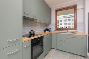 Fridge, oven, stovetop, dishwasher