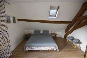 1 dormitorio, caja fuerte, tabla de planchar con plancha y cuna de viaje