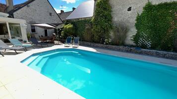 Een buitenzwembad en een verwarmd zwembad