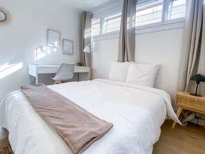 2 bedrooms, iron/ironing board, internet