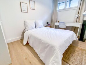 2 bedrooms, iron/ironing board, internet