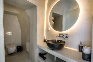 Junior Suite with Outdoor Hot Tub | Bad | Toalettartikler (inkludert), badekåper, tøfler og håndklær