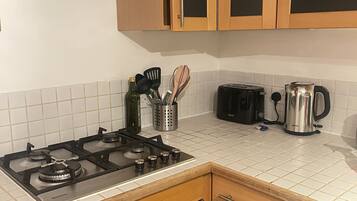 Full-size fridge, microwave, oven, cookware/dishes/utensils