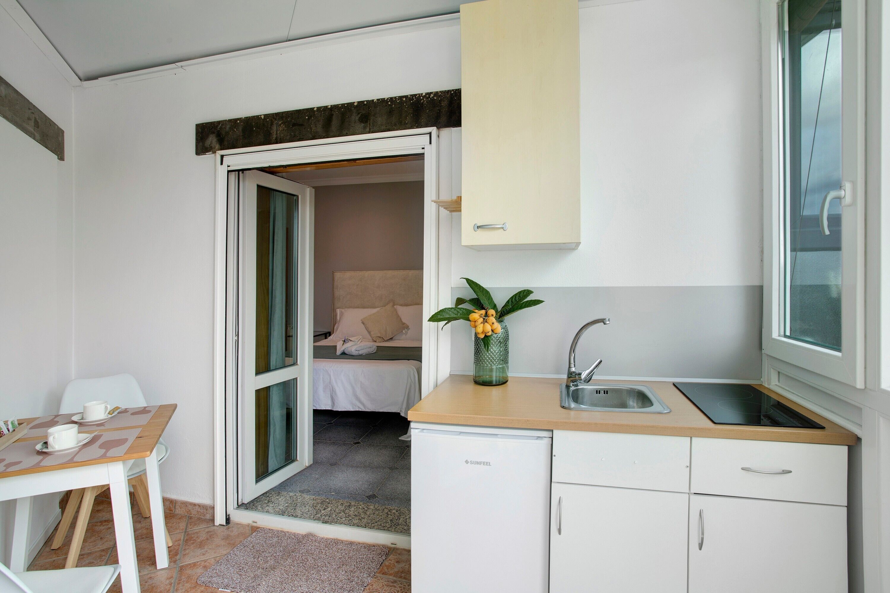 Refrigerador, parrilla de estufa, lavavajillas y cafetera y tetera 