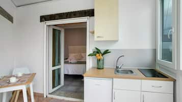 Refrigerador, parrilla de estufa, lavavajillas y cafetera y tetera