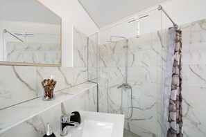 Shower, hair dryer, towels - Holiday Apartment "Carmelo Y Carmela 6" with Mountain View, Private Terrace & Wi-Fi (Teror)