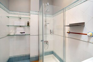 Ducha, secador de pelo, toallas
