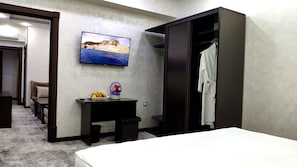 Luxury Suite | Blackout drapes, soundproofing, free WiFi - G'ayrat Hoji Ota Hotel (Tashkent)