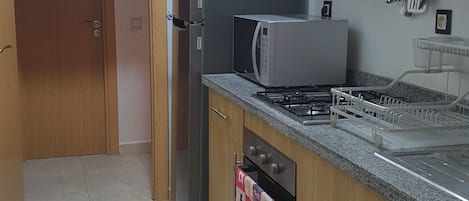 冷蔵庫、電子レンジ、オーブン、コンロ