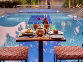 Una piscina al aire libre, tumbonas