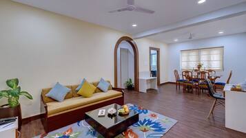 Familien-Studiosuite | Zimmersafe, Schreibtisch, Verdunkelungsvorhänge, Bügeleisen/Bügelbrett