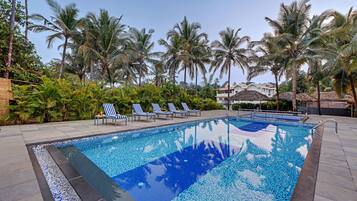 Kolam renang outdoor, dengan kursi berjemur