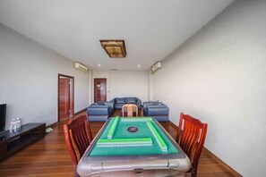 A room with a pool table, a sofa set, and a television. - Kaililai Business Hotel (Jieyang)