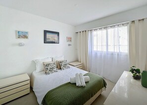 2 soveværelser, skrivebord, strygejern/strygebræt, weekendseng