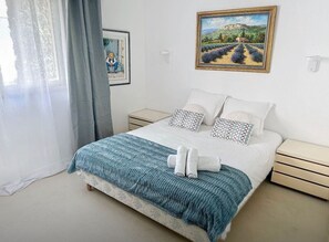 2 soverom, skrivebord, strykejern/-brett og reiseseng for barn