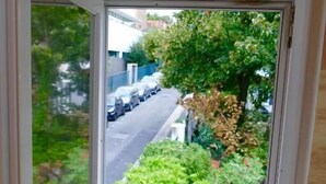 A window with a view of a street and greenery. - Chalet de Paris (Fontenay-sous-Bois)