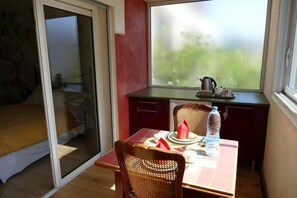 Dobbeltrom – basic, 1 queensize-seng, ikke-røyk (Dining Area) | Oppholdsområde | En 102-tommers smart-TV med digitale kanaler samt TV