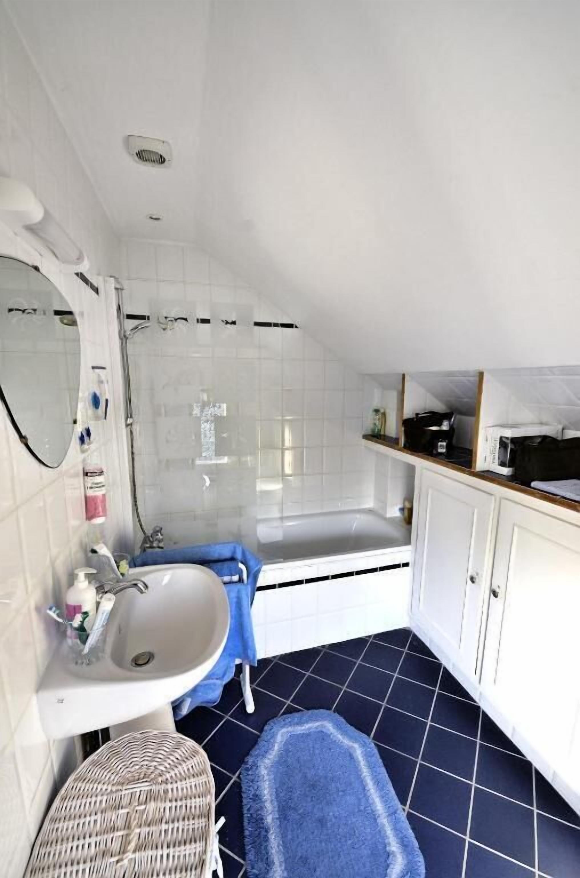 Basic Double Room, 1 Queen Bed, Non Smoking | Bathroom