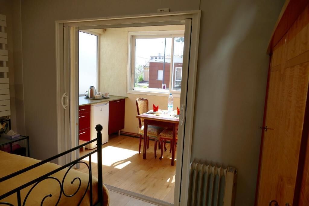 Basic Double Room, 1 Queen Bed, Non Smoking (Dining Area) | Living area