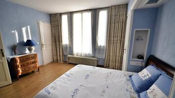 Quarto casal básico, 1 cama Queen, para não fumantes | 1 quarto, roupas de cama premium, individualmente decorados