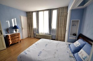 Premium bedding, individually decorated, individually furnished, desk - Chalet de Paris (Fontenay-sous-Bois)