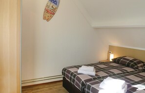 2 bedrooms, travel crib, free WiFi