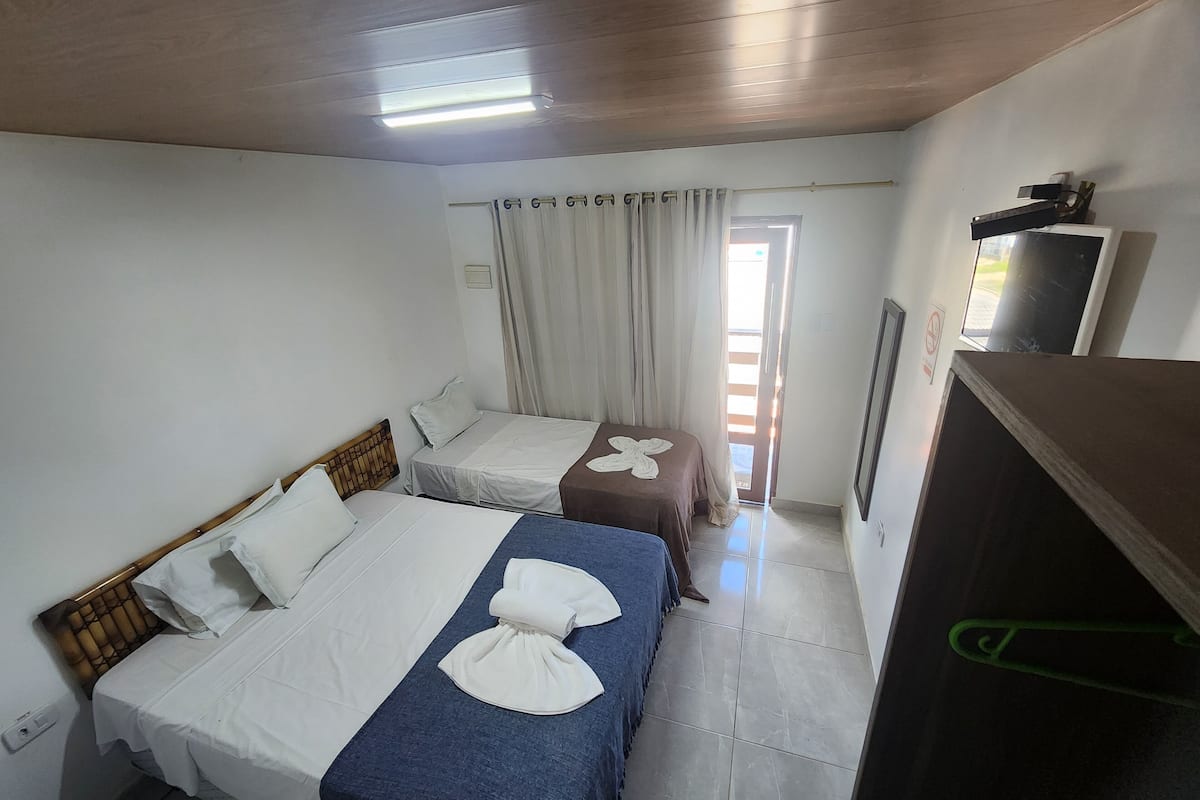 Habitación triple básica | Cortinas blackout, tabla de planchar con plancha y wifi gratis