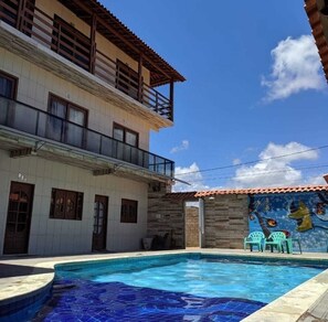 Una piscina al aire libre