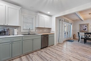 Fridge, microwave, oven, dishwasher - North Litchfield Beach - Change of SEAnery - Pet Friendly! (Pawleys Island)