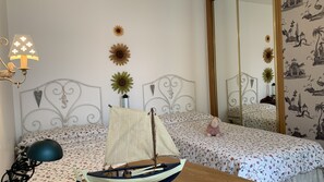 2 soverom, skrivebord, strykejern/-brett og reiseseng for barn