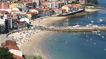 Una playa cerca, sillas reclinables de playa, toallas de playa