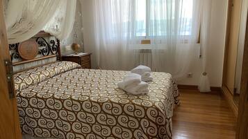 2 slaapkamers, een bureau, een strijkplank/strijkijzer, reisbedje