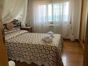 2 bedrooms, desk, iron/ironing board, travel cot