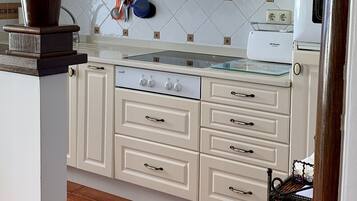 Refrigerador, microondas, horno, placa de cocina