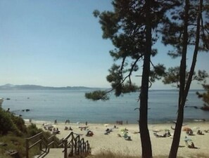 Playa en los alrededores, camastros y toallas de playa
