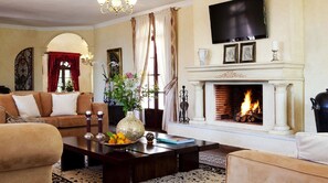 Smart TV, fireplace, offices, computer monitors