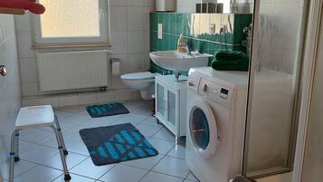 Dusche, Haartrockner, Handtücher, Seife