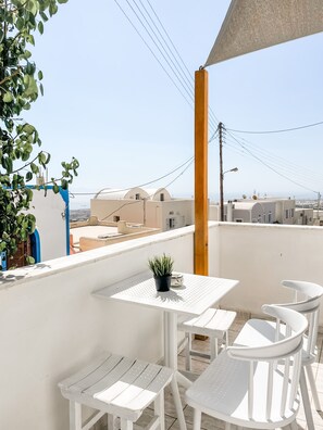Outdoor dining - Relaxing  Fira City Apartment 5min from the Cliffs of Caldera (Fira)