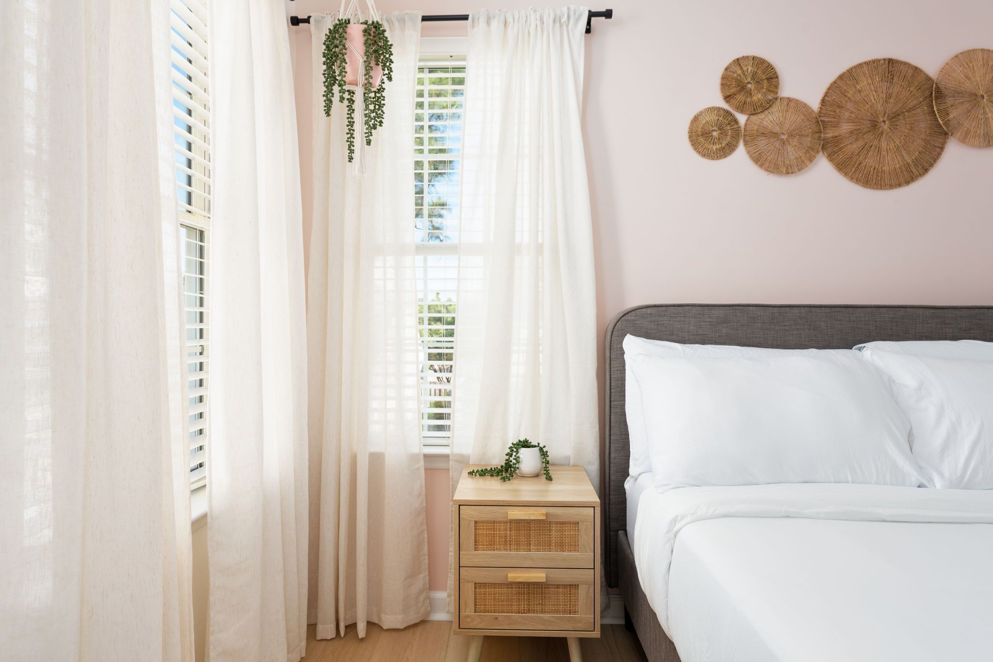 3 chambres, bureau, fer et planche à repasser, lit de bébé portatif