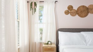 Ein Schlafzimmer mit einem Bett, einem Nachttisch und einer Wanddekoration.