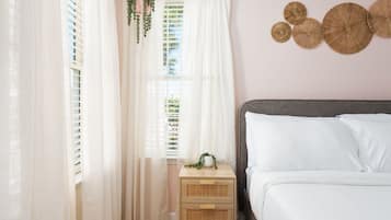 3 chambres, bureau, fer et planche à repasser, lit de bébé portatif