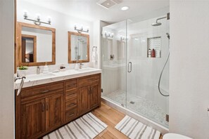 Douche, sèche-cheveux, serviettes fournies
