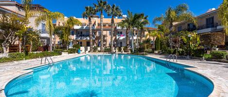 Una piscina al aire libre