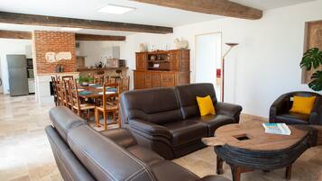 Televisie, een open haard en boeken