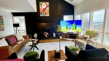 Una Smart TV, una chimenea