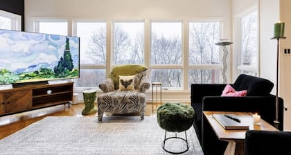 Secluded house with city and lake views- close to everything