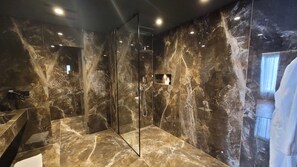 Estudi en suite empresarial | Matalassos d'escuma viscoelàstica, minibar i habitacions insonoritzades 