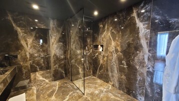 Suite Estudio Business | Colchones viscoelásticos, minibar, sistema de insonorización